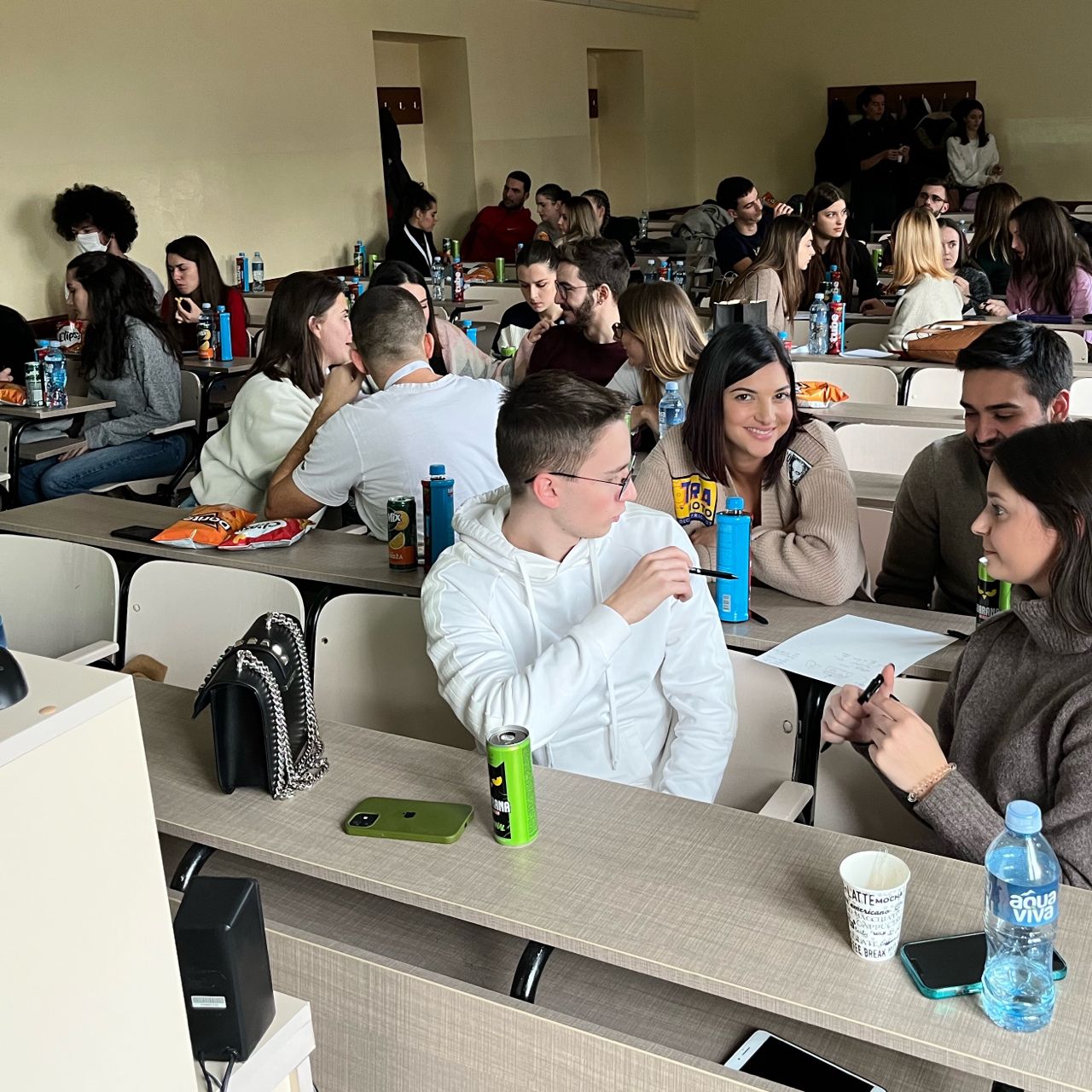 studenti slusaju predavanje o neuromarketingu