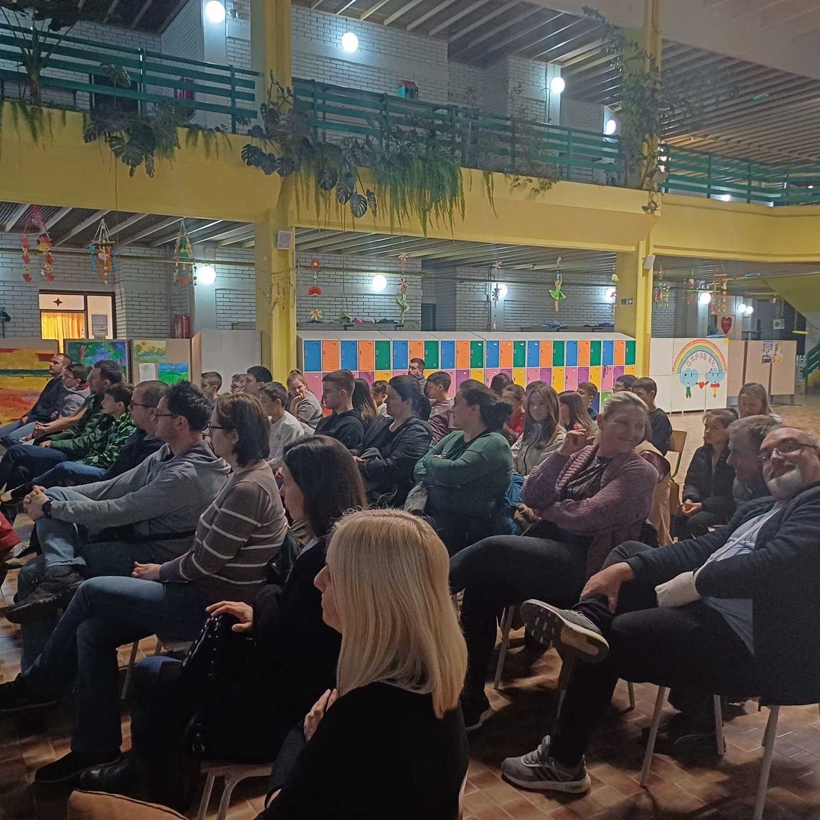 roditelji slušaju predavanje sive ćelije